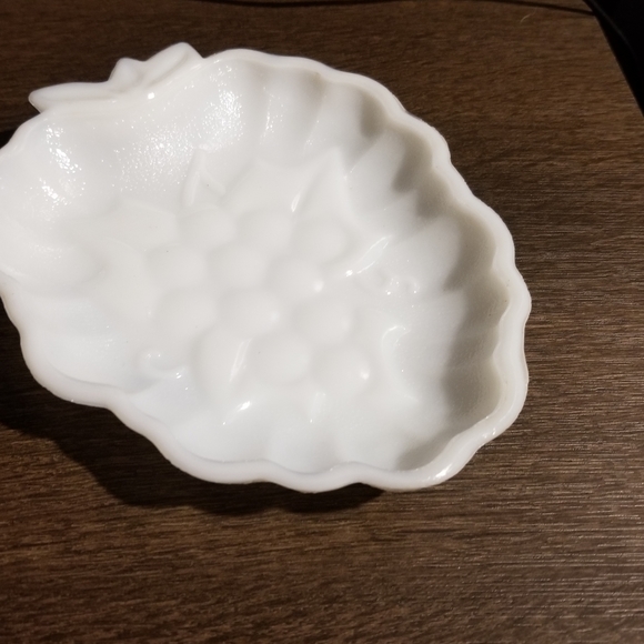 Vintage Milkglass grapes - Picture 3 of 13